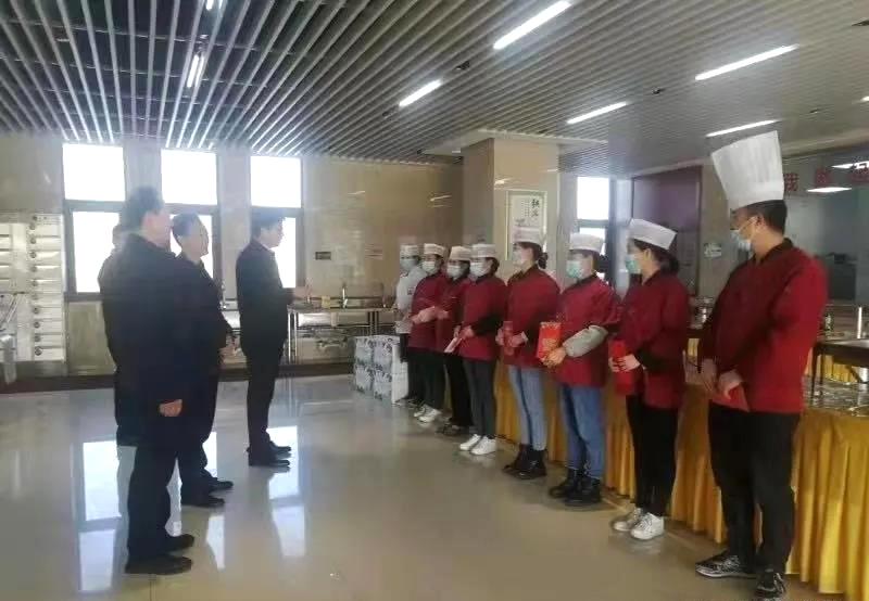 工業(yè)園區(qū)管委會、泓源公司慰問園區(qū)機關(guān)保安門衛(wèi)等一線人員(圖3)